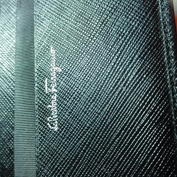 ♣️SALVATORE FERRAGAMO SAFFIANO LEATHER GANCINI WALLET - Picture 13 of 13